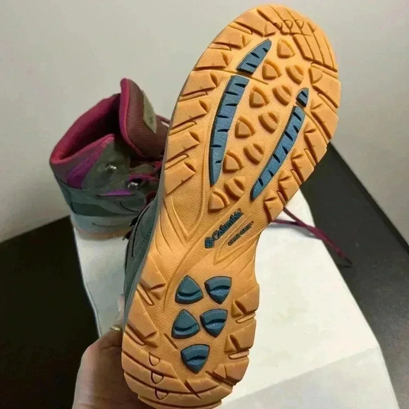 Columbia Women's Newton Ridge
Lightweight Waterproof Hiking Boot Size 10 Green - Picture 8 of 12